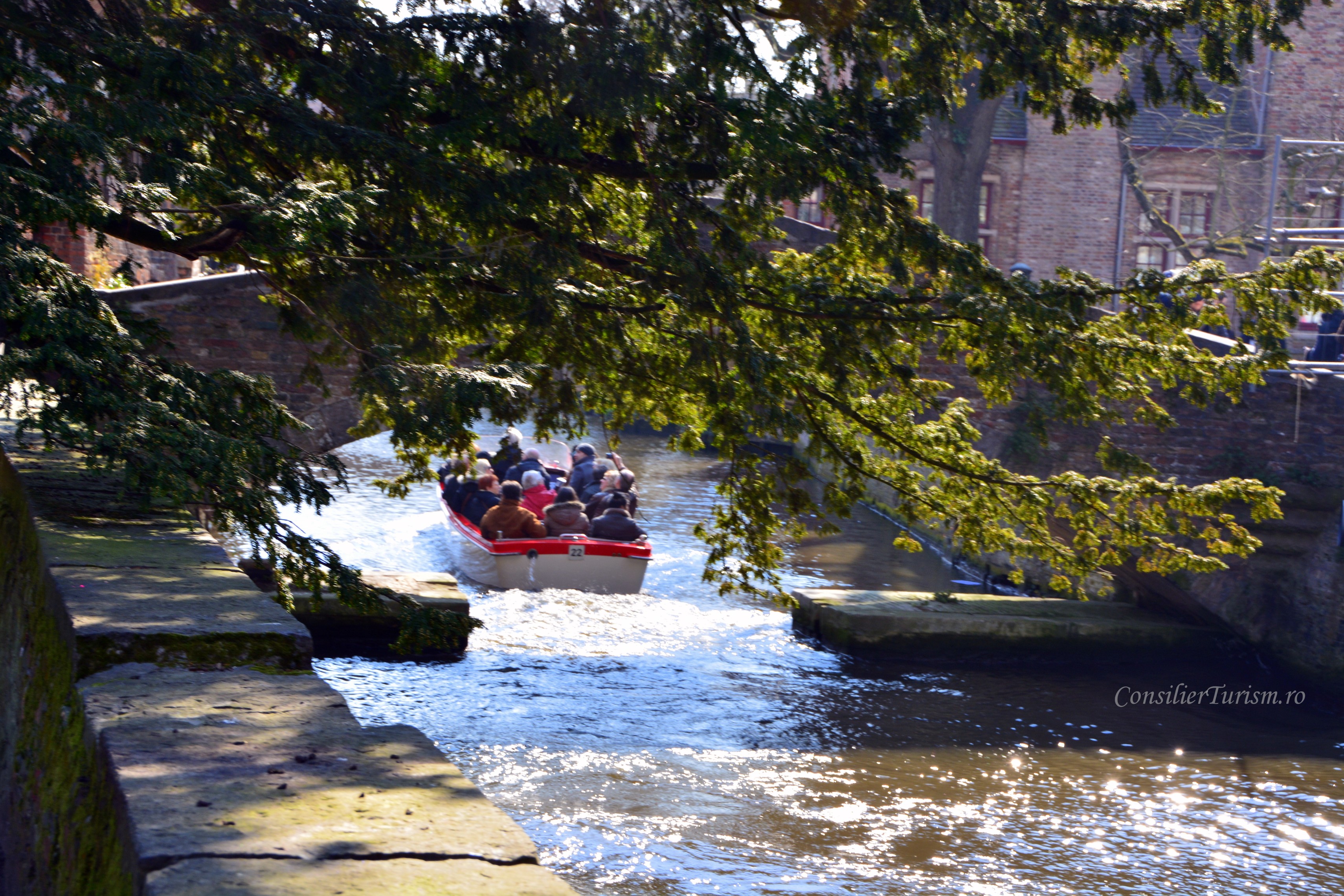 bruges canal barci